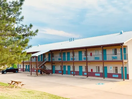 Weston Inn & Suites Отели в г. Cherokee County