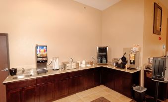 Cobblestone Inn & Suites - Denison | Oak Ridge