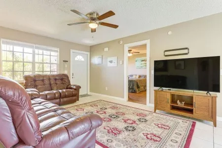 Cute 3 bedroom home in Jensen Beach PSL FOR area. 10 min to Beaches! Отели рядом с достопримечательностью «Зона отдыха Элкс Парк»