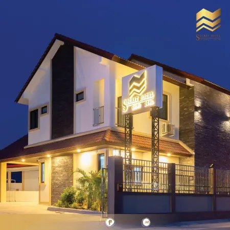 Secret Hotel Отели рядом с достопримечательностью «Wat Map Ta Phut»