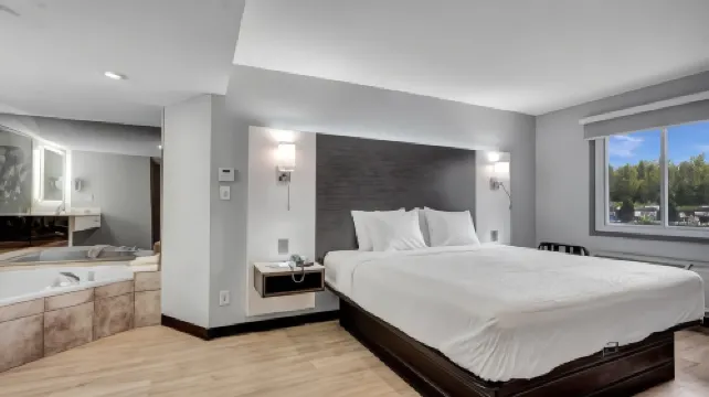 Days Inn & Suites by Wyndham Niagara Falls/Buffalo