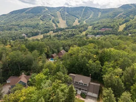 Expansive Retreat Near the Slopes w/ Media Room, Two Kitchens, & Stone Fireplace Отели в г. Ньюри