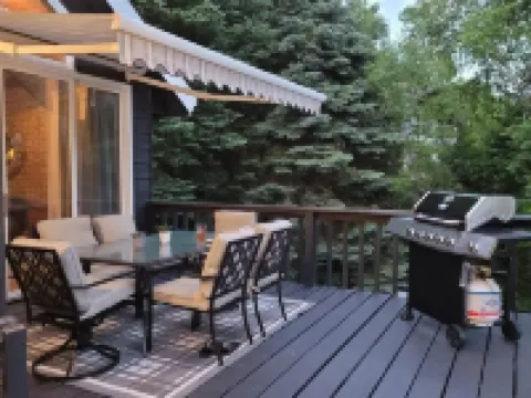 All season Cottage with 3 decks + sun room