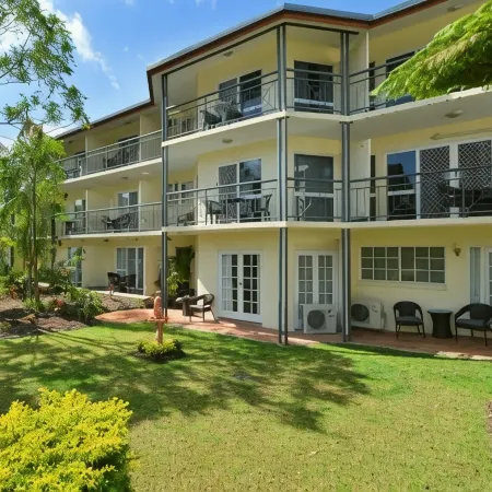 Cairns Queenslander Hotel & Apartments Отели рядом с достопримечательностью «Кладбище Мак-Леод стрит Пайонир»