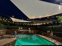 Days Inn by Wyndham Arlington - Swimmingpools