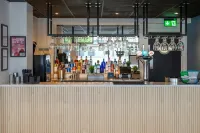 Station Suites - bar