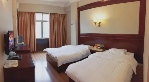 Xingyun Hotel (Hepu Huan Zhu East Road Bus Station)