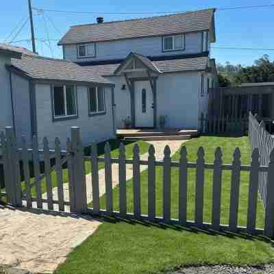 Cambria Cute Cottage with Private Deck Hotel Exterior