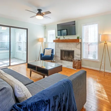 Pet-friendly, freshly renovated, 2 bd/2.5 bath townhome in Decatur!