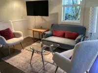 Centrally located private studio in Chemainus Hotele w: Chemainus