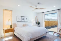 Mykonos style spacious 5-bedroom house with backyard oasis - Homestays