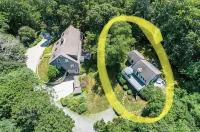 Pristine Cottage: EV charger, AC, outdoor shower+ firepit, walk to Bakers Pond - WiFi