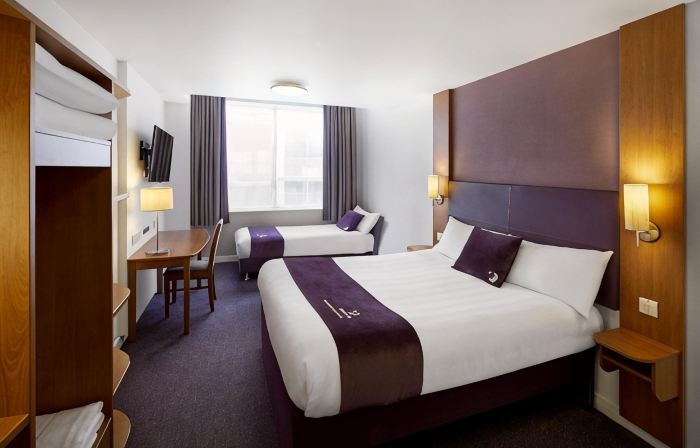 Premier Inn Cheltenham Central (West/A40) Hotel