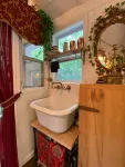 Romantic Tiny House for Two w/ Clawfoot Tub Near Lake Oconee - WiFi