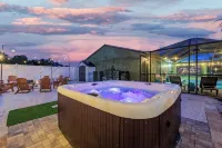 Family Resort Near Ami, Heated Pool, Hot Tub, Mini Golf & Games