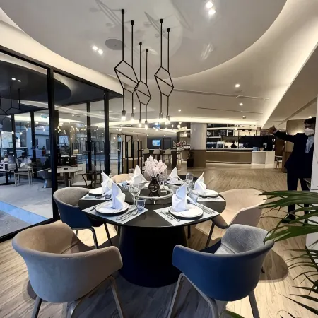 Centara Life Hotel Bangkok Phra Nakhon Отели рядом с достопримечательностью «Дусит»