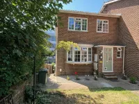 7 Mins to Gatwick Airport, Easy Commute to London! Comfortable King Size Bed! - Wifi