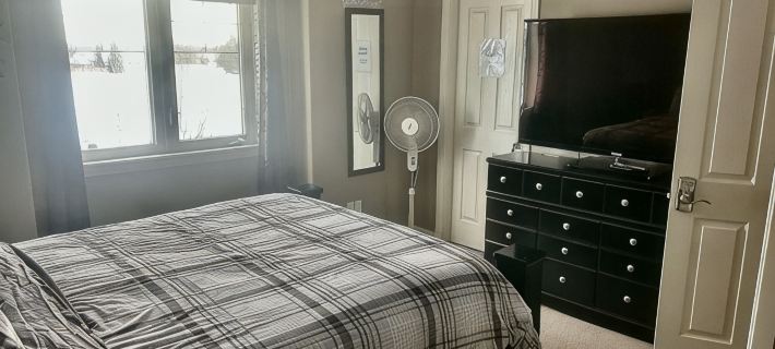 Spacious 4-bedroom townhome in charming Red Deer with WiFi, AC Hotels in Red Deer