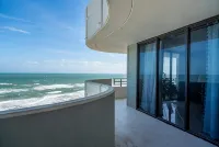 The Best Oceanfront View in Daytona Beach!! - مسبح خاص