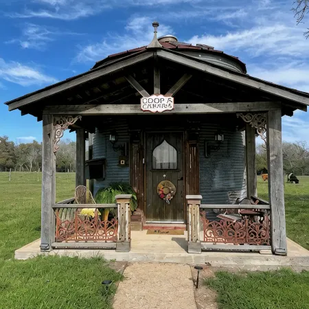 8 Minutes from Round Top! Your Silo-Bration DestinationCOOP-A-Cabana Silo #3