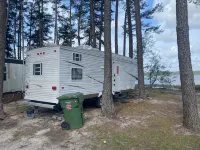 Lakeside 2-bedroom RV in charming Hartsville with AC, WiFi - 무료 와이파이