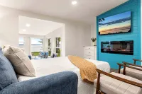 Lakefront Modern home. Gorgeous Sunsets! near Sylvan Beach - 3-Star