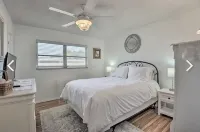 Walk to Beach-Great Venice Island Location! Close to Sharkey's and the Pier.