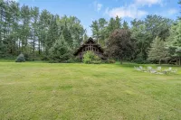 Lakeview Cabin > Unique Mid-Century Tucked in Bluff - Hytter