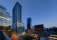 Holiday Inn & Suites MONTREAL CENTRE-VILLE OUEST by IHG Hotel dekat Kompleks Bell Centre