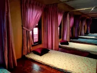 Anggun Lodge Private Room with Sharing Bathroom - spa