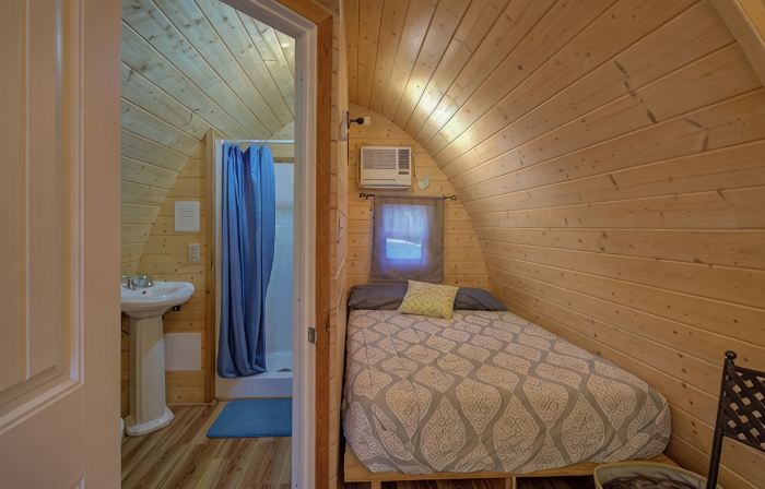 Cute European Bungalow Cabin w/Hot Tub. 1 Double Bed