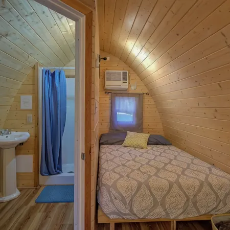 Cute European Bungalow Cabin w/Hot Tub. 1 Double Bed