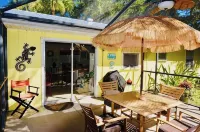 Island Cottage:  A Short Walk to the Beach