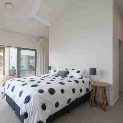 Lake View Heights - Luxury Large Modern House & Self Contained Studi(264 sq mtr) Rooms