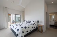 Lake View Heights - Luxury large modern House (244 sq mtr)