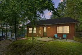 Cottage on Sunrise Lake, Hot Tub, Bonfire, Beach, Kayaks, Dock, Orv Trails