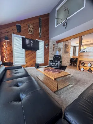 Funky style house with the outdoors at your feet, yet within city limits! - 3 estrellas
