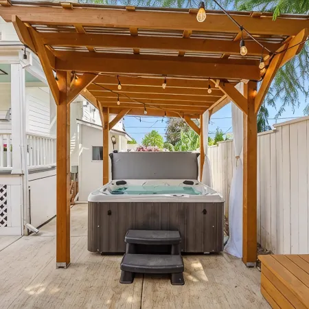 Beautiful 4 bedroom! Hot Tub, Fabulous Downtown Newberg Location!