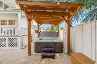 Beautiful 4 bedroom! Hot Tub, Fabulous Downtown Newberg Location!