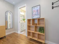 Charming 2-bedroom cottage with WiFi, AC in lovely Pella Hotels in Pella