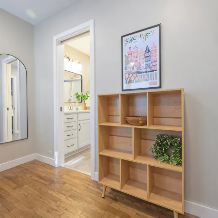 Charming 2-bedroom cottage with WiFi, AC in lovely Pella