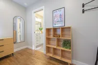 Charming 2-bedroom cottage with WiFi, AC in lovely Pella