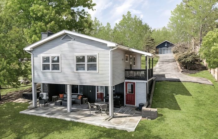 Serene Modern Lakefront Escape: Kayaks, Fishing, Firepit, Private Dock