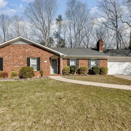 Charming and cozy 3-bedroom house, 2 full bathrooms in High Point close to HPU