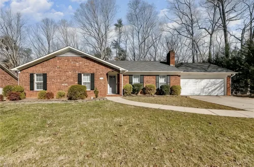 Charming and cozy 3-bedroom house, 2 full bathrooms in High Point close to HPU - Homestays