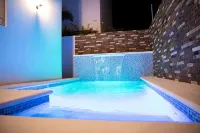 THE WHITE HOUSE OF GURABO - Kolam Renang