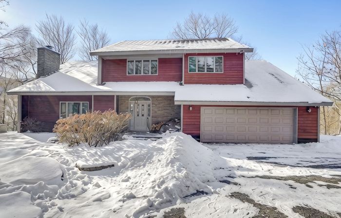 4000 sq. ft. With EXTRA LARGE BRAND NEW HOT TUB. Directly across from Ski Resort