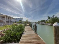RELAX AWAY- NEW 4BDRM W/ 40FT DOCK & PRIVATE POOL - บังกะโล