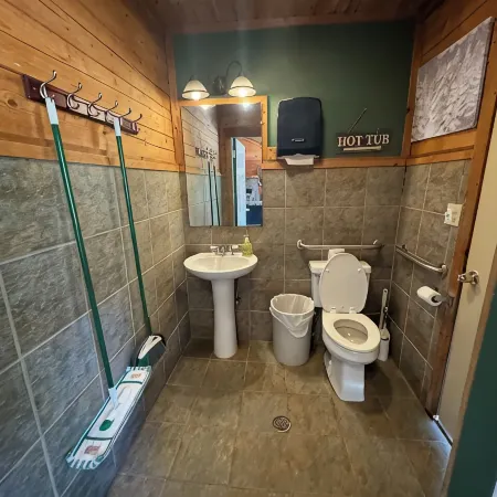5 Elk Lodge ROMANTIC Log Cabin in the woods. Hot Tub & Wood Burning Fire Place. Отели в г. Клиора