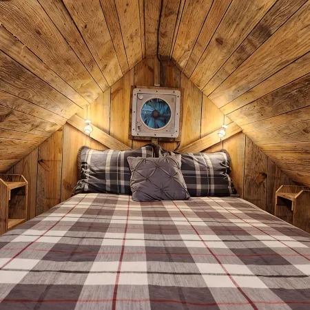 Raelean - A unique off-grid tiny cabin